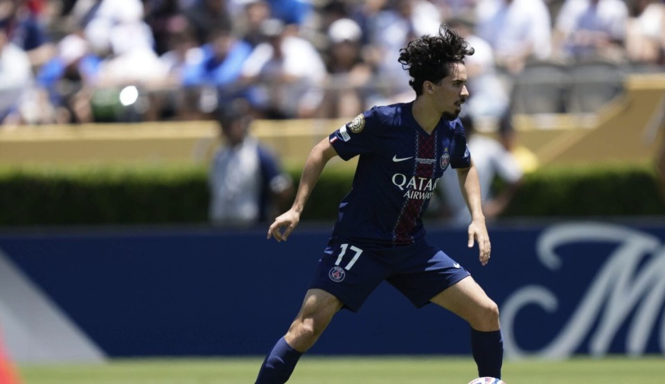 她不仅完成 她不仅完成